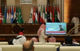 Media delegates watch on a screen Ukraine's President Volodymyr Zelensky addressing the Arab League Summit in Jeddah on May 19, 2023. Zelensky accused some Arab leaders of ignoring the horrors of Russia's invasion of his country during a speech today at an Arab League summit in Saudi Arabia. -- Photo: Fayez Nureldine / AFP