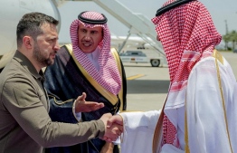 This handout picture provided by the official Saudi Press Agency SPA, shows Deputy Emir of Mecca Prince Badr bin Sultan bin Abdulaziz (R) welcoming Ukraine's President Volodymyr Zelensky (L) in Jeddah where he arrived on May 19, 2023 to participate in the Arab League Summit. -- Photo: SPA / AFP