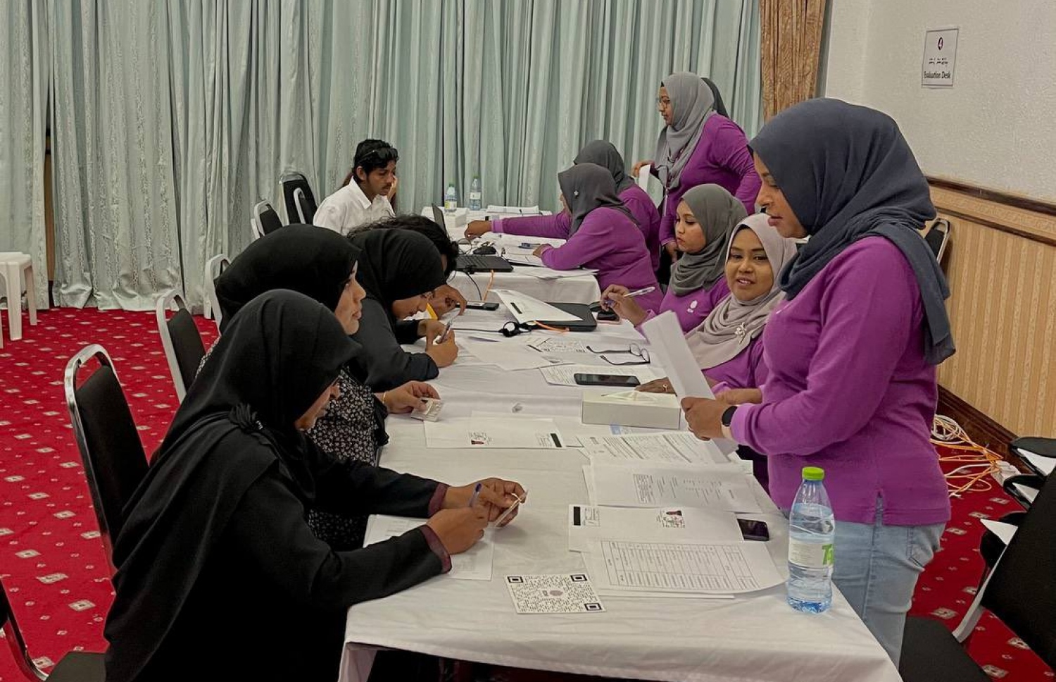 ރިޔާސީ އިންތިހާބަށް އީސީން އެކުލަވައިލާ ޓާސްކް ފޯހުގެ އިންޓަވިއު އަށް މިއަދު ދިޔަ ބަޔަކަށް މައުލޫމާތު ފޯމެއް ފުރަނީ.---ފޮޓޯ: އީސީ