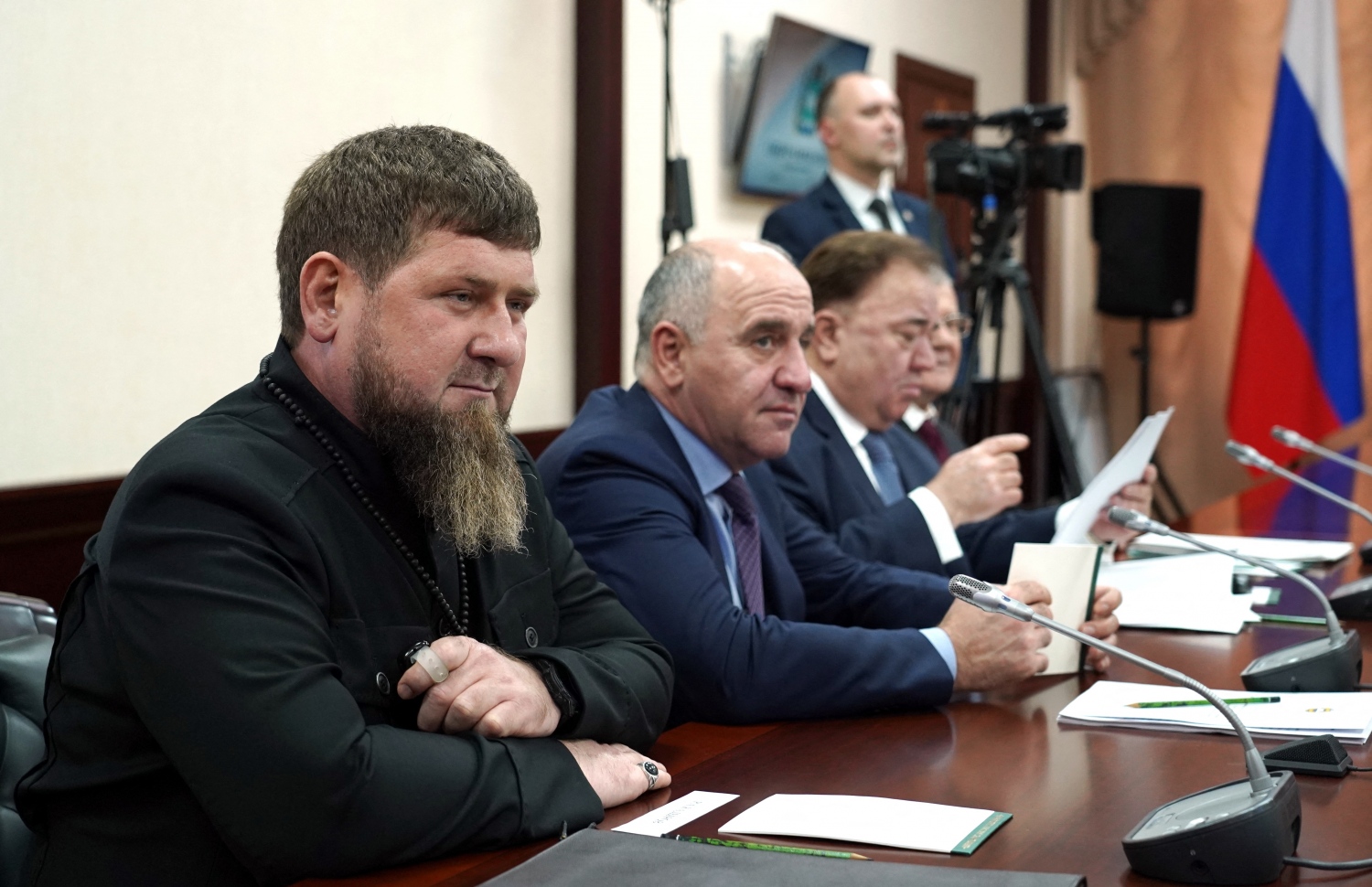 ރަޝިޔާގައި ދިރިއުޅޭ ބައިމަދު ދަރިކޮޅުތަކުގެ އިސް ވެރިންނާއެކު އެ ގައުމުގެ ރައީސް ލަޑިމިއާ ޕުޓިން ބޭއްވި ބައްދަލުވުމުގައި، ޗެޗްނިޔާ ސަރަހައްދުގެ ރައީސް ރަމަޒާން ގަދީރޯވްއާ އެކު ޔޫކްރޭންގެ ހަނގުރާމައާ ބެހޭ ގޮތުން މަޝްވަރާ ކުރައްވަނީ. --އޭއެފްޕީ