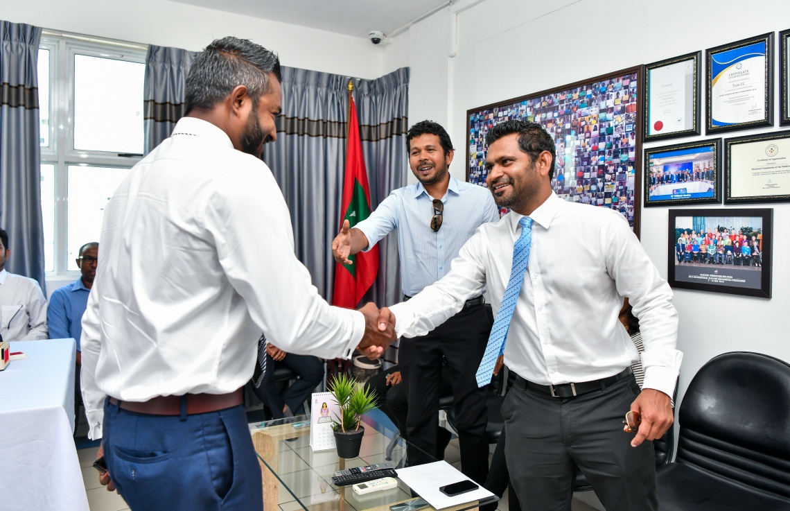 ރައްޔިތުންގެ މަޖިލިހުގައި ކުރިން އެމްޑީޕީ ތަމްސީލް ކުރެއްވި ބައެއް މެމްބަރުން، މަޖިލީހުގެ ރައީސް އަދި އެމްޑީޕީގެ ރައީސް މުހައްމަދު ނަޝީދު އުފައްދަން އުޅުއްވާ އާ ޕާޓީ، "ދަ ޑިމޮކްރެޓްސް"ގެ ހެދުމުގެ ހުއްދައަށް އެދި އިލެކްޝަން ކޮމިޝަނަށް ފޯމު ހުށަހެޅުމަށް ވަޑައިގެން ހދ. ކުޅުދުއްފުށީގައި މޭޔަރު އަހުމަދު އާތިފާ ސަލާމް ކުރައްވަނީ.--- ފޮޓޯ: ފަޔާޒު މޫސާ | މިހާރު