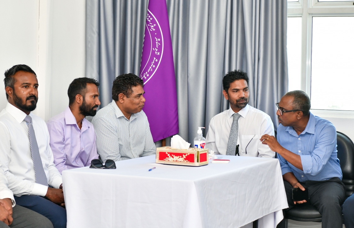 ދަ ޑިމޮކްރެޓްސްގެ ނަމުގައި އާ ޕާޓީއެއް އުފެއްދުމަށް އެދި އިލެކްޝަން ކޮމިޝަނަށް ފޯމު ހުށަހެޅުމަށް ފަހު، އެ ކަމުގައި އިސްކޮށް އުޅުއްވާ ބައެއް ބޭފުޅުން އީސީގައި މަޝްވަރާ ކުރައްވަނީ.--- ފޮޓޯ: ފަޔާޒު މޫސާ \ މިހާރު