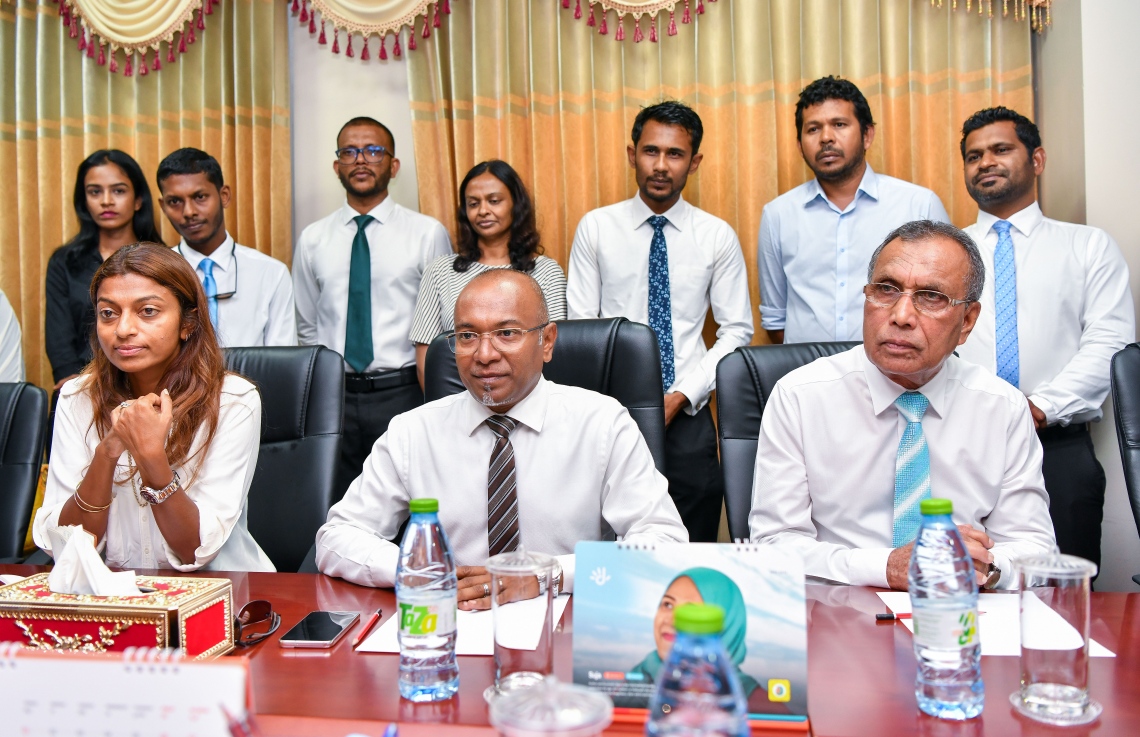 ދަ ޑިމޮކްރެޓްސްގެ ނަމުގައި އާ ޕާޓީއެއް އުފެއްދުމަށް އެދި އިލެކްޝަން ކޮމިޝަނަށް ފޯމު ހުށަހެޅުމަށް ފަހު، އެ ކަމުގައި އިސްކޮށް އުޅުއްވާ ބައެއް ބޭފުޅުން އީސީގެ މެމްބަރުންނާ މަޝްވަރާ ކުރައްވަނީ.--- ފޮޓޯ: ފަޔާޒު މޫސާ \ މިހާރު