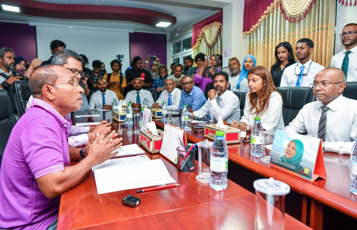 ރައްޔިތުންގެ މަޖިލީހުގެ ރައީސް އަދި އެމްޑީޕީގެ ރައީސް މުހައްމަދު ނަޝީދުގެ އާ ޕާޓީ، "ދަ ޑިމޮކްރެޓްސް"ގެ އުފެެއްދުމުގެ ހުއްދައަށް އެދި އިލެކްޝަންސް ކޮމިޝަނަށް ފޯމު ހުށަހެޅުމަށް ފަހު، ދެ ފަރާތުން މައުލޫމާތު ބަދަލުކުރަނީ.--- ފޮޓޯ: ފަޔާޒު މޫސާ | މިހާރު