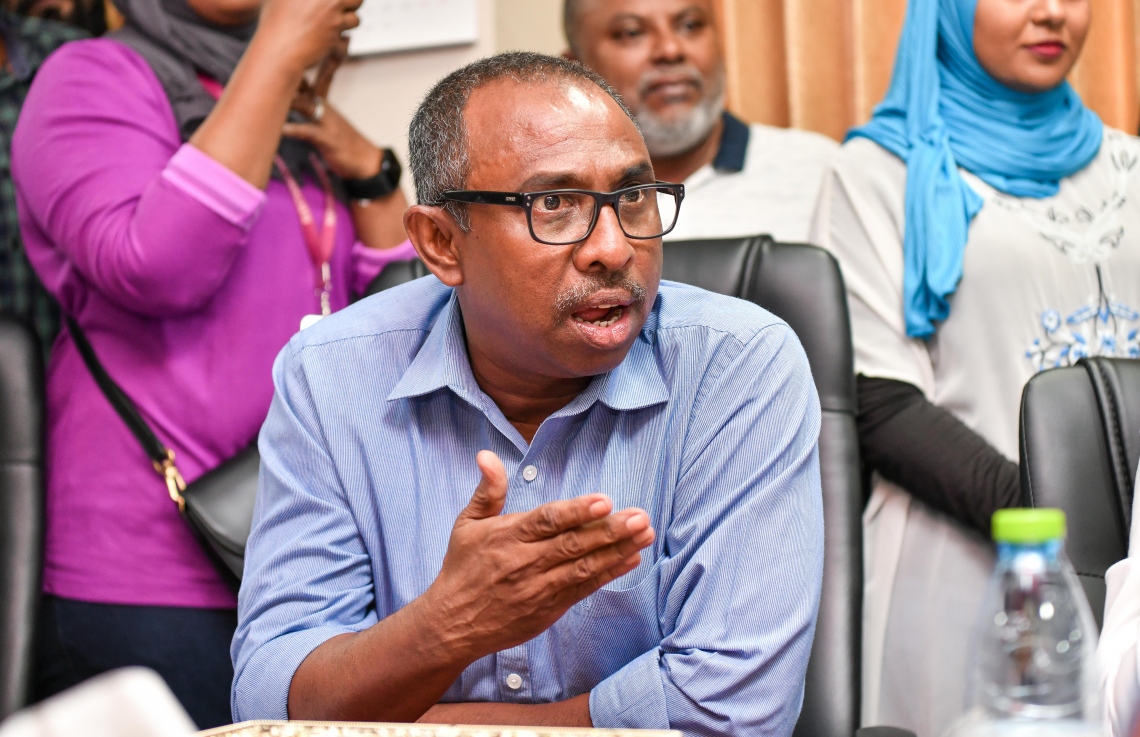 "ދަ ޑިމޮކްރެޓްސް"ގެ ނަމުގައި ޕާޓީ ހަދަން ހުއްދަ އަށް އެދި އިލެކްޝަންސް ކޮމިޝަނަށް ފޯމު ހަވާލުކުރުމަށް ފަހު އެ ކޮމިޝަންގެ މެމްބަރުންނާ މެދުހެންވޭރު ދާއިރާގެ މެމްބަރު އަލީ އާޒިމް ވާހަކަ ދައްކަވަނީ.--- ފޮޓޯ: ފަޔާޒު މޫސާ | މިހާރު