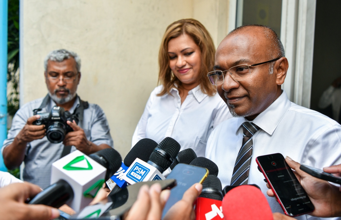 "ދަ ޑިމޮކްރެޓްސް" އުފައްދުމުގެ ހުއްދަ އަށް އެދި އިލެކްޝަން ކޮމިޝަނަށް ފޯމު ހުށަހެޅުމަށް ފަހު، އެ ޕާޓީގެ ބާނީ ހަސަން ލަތީފް ނޫސްވެރިންނާ ވާހަކަ ދައްކަވާއިރު، އަރިހުގައި އެ ޕާޓީގެ ތަރުޖަމާން، ލޯކަލް ގަވަމެންޓް އޮތޯރިޓީ (އެލްޖީއޭ)ގެ ކުރީގެ ސީއީއޯ އަފްޝަން ލަތީފް.--- ފޮޓޯ: ފަޔާޒު މޫސާ | މިހާރު