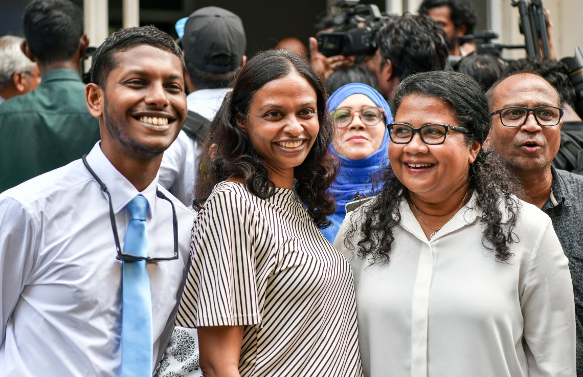 "ދަ ޑިމޮކްރެޓްސް" ގެ ނަމުގައި އާ ޕާޓީއެއް އުފެއްދުމުގެ ހުއްދައަށް އެދި އިލެކްޝަންސް ކޮމިޝަނަށް ފޯމު ހުށަހެޅުމަށް ފަހު، ރައްޔިތުންގެ މަޖިލިހުގެ ރައީސް ނަޝީދުގެ ފެކްޝަންގެ ބައެއް މެމްބަރުން ފޮޓޯއަކަށް ހުއްޓިގެން.--- ފޮޓޯ: ފަޔާޒު މޫސާ | މިހާރު