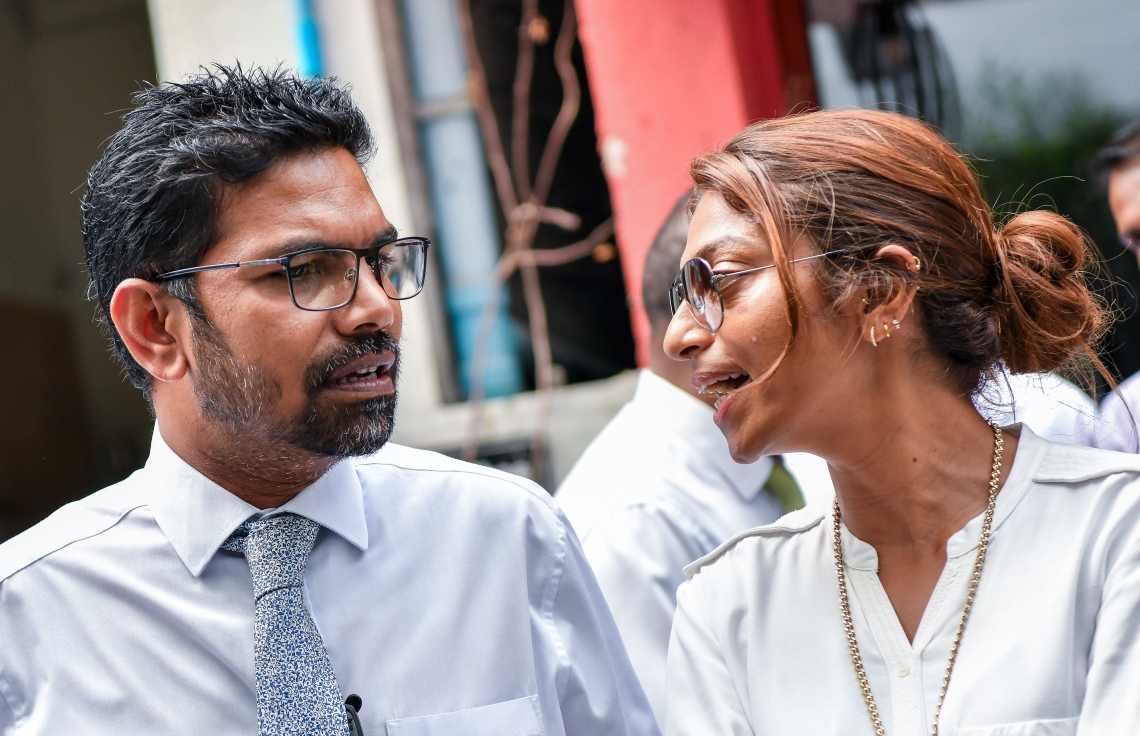 "ދަ ޑިމޮކްރެޓްސް" ގެ ނަމުގައި އާ ޕާޓީއެއް އުފެއްދުމުގެ ހުއްދަ އަށް އެދި އިލެކްޝަންސް ކޮމިޝަނަށް ފޯމު ހުށަހެޅުމަށް ފަހު، ރައްޔިތުންގެ މަޖިލީހުގެ ނައިބު ރައީސް އީވާ އަބްދުﷲ އާއި ރައީސް އޮފީހުގެ ކުރީގެ މިނިސްޓަރު މުހައްމަދު ޝިފާޒް ވާހަކަ ދައްކަވަނީ.--- ފޮޓޯ: ފަޔާޒު މޫސާ | މިހާރު