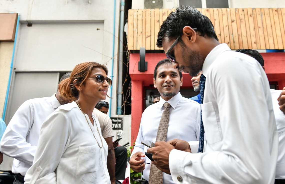 "ދަ ޑިމޮކްރެޓްސް" ގެ ނަމުގައި އާ ޕާޓީއެއް އުފެއްދުމުގެ ހުއްދަ އަށް އެދި އިލެކްޝަންސް ކޮމިޝަނަށް ފޯމު ހުށަހެޅުމަށް ފަހު، މަޖިލީހުގެ ނައިބު ރައީސް އީވާ އަބްދުﷲ، ރައްޔިތުންގެ މަޖިލިހުގެ ރައީސް ނަޝީދުގެ ފެކްޝަންގެ ބައެއް މެމްބަރުންނާ ވާހަކަ ދައްކަވަނީ.--- ފޮޓޯ: ފަޔާޒު މޫސާ | މިހާރު