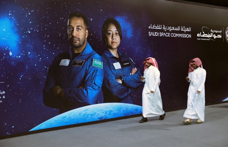 އަރަބި އަންހެނަކު އަލަށް ޖައްވަށް