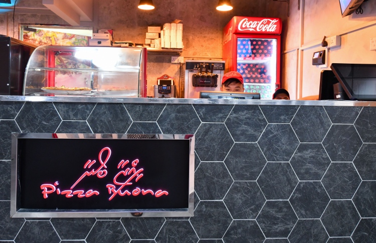 ޕިއްޒާ ބޯނާއިން ތިން ފޫޓުގެ "ޕާޓީ ބޮކްސް" ޕިއްޒާ