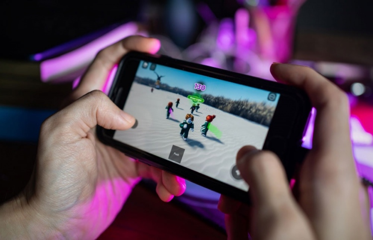 މަންމަގެ އެކައުންޓުން ރޯބްލޮކްސް އަށް 3،000 ޑޮލަރު