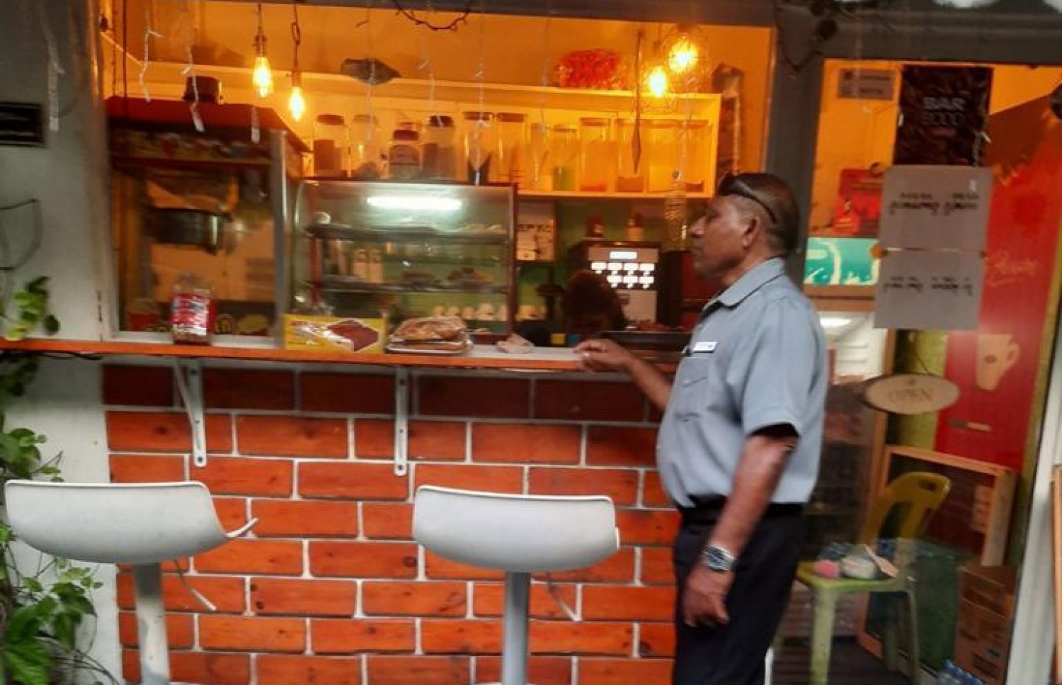 މާލެ ސިޓީ ކައުންސިލްގެ "ކޮމިޔުނިޓީ އެންގޭޖްމެންޓް ޔުނިޓް" މުވައްޒަފެއް މަސައްކަތުގައި: އެ މުވައްޒަފުންނަށް ވަނީ ބައެއް ޒިންމާތައް ހަވާލުކޮށްފައި.-- ފޮޓޯ: ސިޓީ ކައުންސިލް