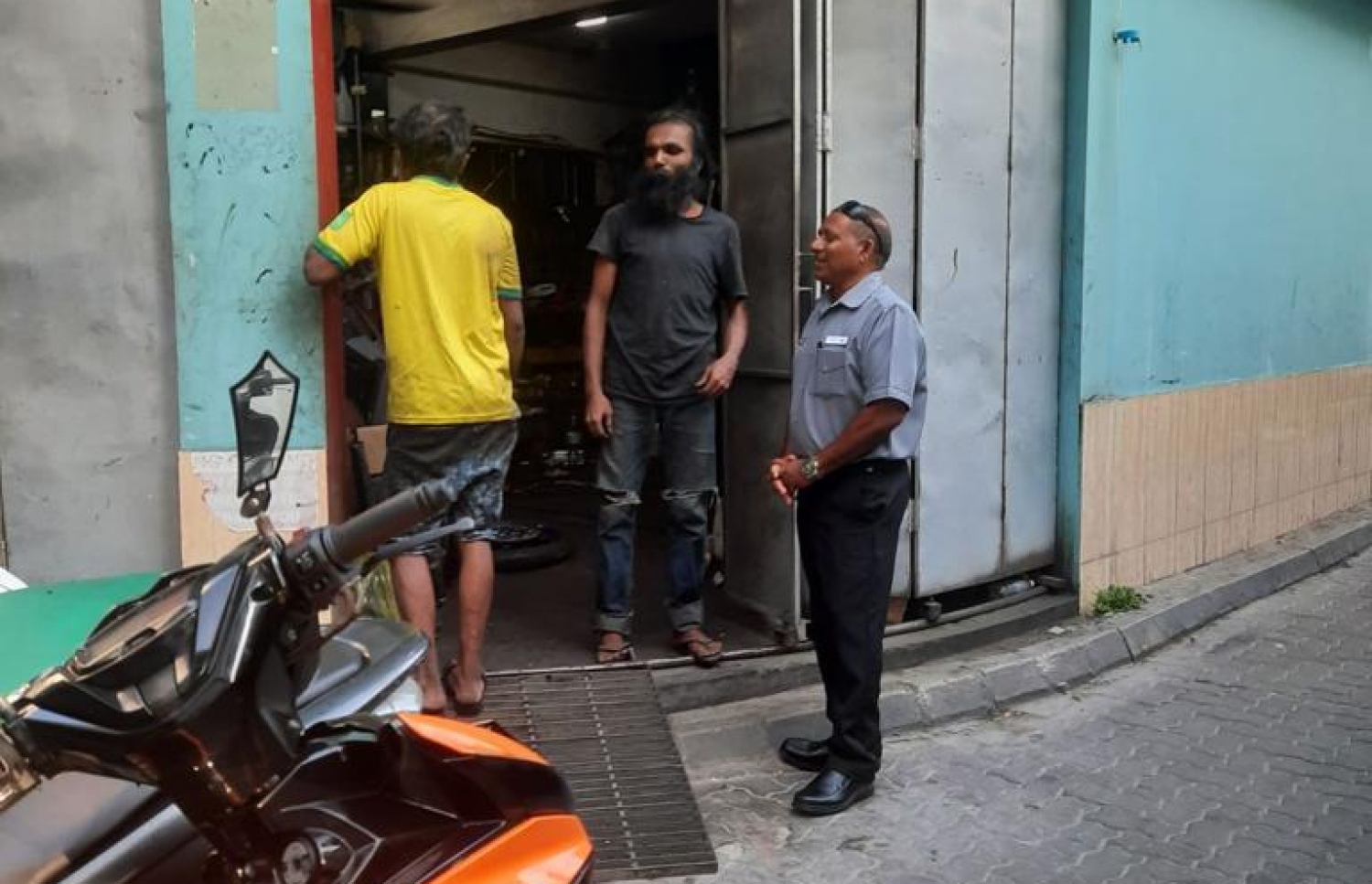 "ކޮމިޔުނިޓީ އެންގޭޖްމެންޓް ޔުނިޓް" މުވައްޒަފެއް ބަޔަކާ ވާހަކަ ދައްކަނީ: މަގުމަތީގައި ގޯސްކޮށް ކަމެއް ކުރާނަމަ އެ މުވައްޒަފުން ނަސޭހަތް ދޭނެ.-- ފޮޓޯ: ސިޓީ ކައުންސިލް