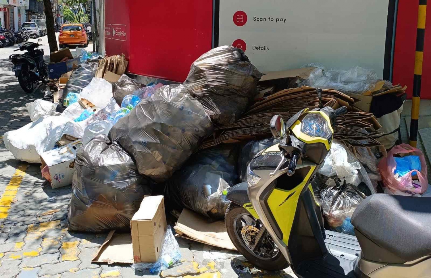 ފިންލެންޑު ސްކޫލު ސަރަހައްދަށް ކުނި އަޅާފައި.