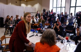 Aimee van Baalen (L), spokesperson of the "Letzte Generation" (Last Generation) group, is pictured at a news conference in Berlin on May 24, 2023 following morning raids by police on their activists. German police on May 24, 2023 carried out raids across seven states targeting climate activists of the "Letzte Generation" (Last Generation) group, which has sparked controversy with street blockades involving protesters glueing themselves to the asphalt. -- Photo: Odd Andersen/ AFP