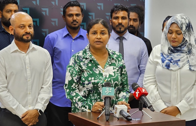 މައުމޫންގެ 30 އަހަރު މާ ރަނގަޅު: ނާދިރާ