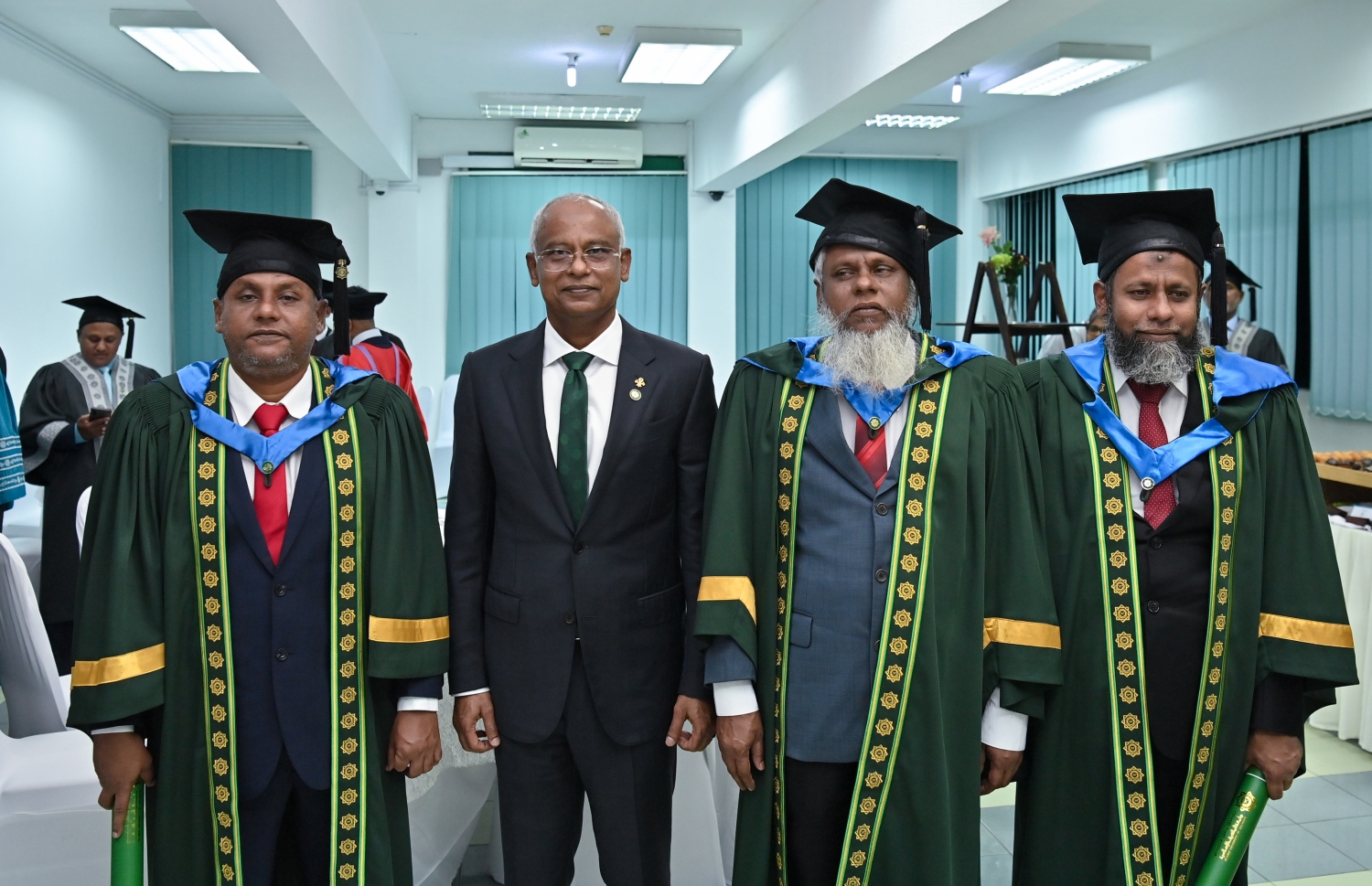 ކުރީގެ ރައީސް އިބްރާހިމް މުހައްމަދު ސޯލިހު، އެ މަނިކުފާނުގެ އެއްބަނޑު އެއްބަފާ ލޯފަން ތިން ކޮއްކޮއިންނާ އެކު،.-- ފޮޓޯ: ރައީސް އޮފީސް