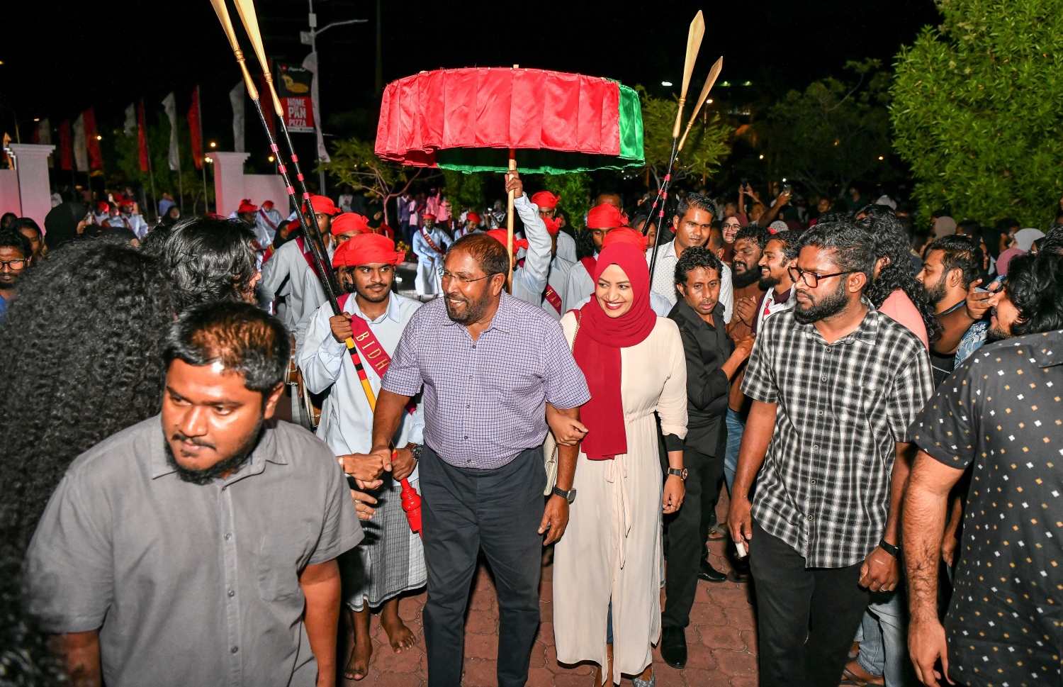 ހުޅުމާލެ ސެންޓްރަލް ޕާކުގައި ޒުވާނުންނަށް ހާއްސަކޮށްގެން ޖޭޕީގެ އިސް ބޭފުޅުން ބޭއްވި ފޯރިގަދަ ޝޯ އަށް ޓްރާންސްޕޯޓް މިނިސްޓަރު އައިޝަތު ނަހުލާ އާއި ގާސިމް އިބްރާހިމް ވަޑައިގަންނަވަނީ.-- ފޮޓޯ: ނިޝާން އަލީ | މިހާރު