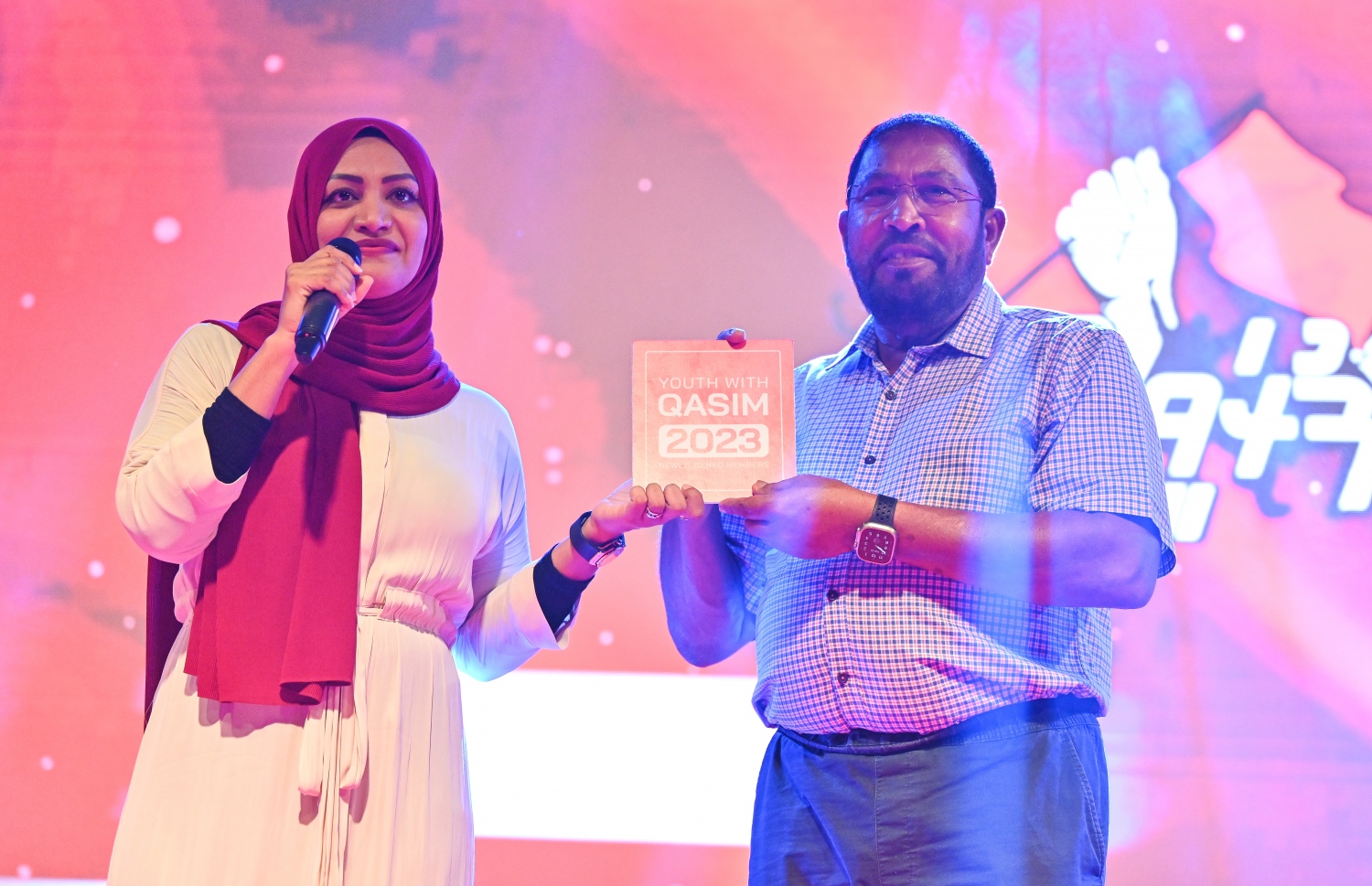 ހުޅުމާލެ- މޭއި 25، 2023: ރޭ ސެންޓްރަލް ޕާކުގައި ޒުވާނުންނަށް ހާއްސަކޮށްގެން ބޭއްވި ފޯރިގަދަ ޝޯގައި ޓްރާންސްޕޯޓް މިނިސްޓަރު އައިޝަތު ނަހުލާ އާއި ގާސިމް އިބްރާހިމް ބައިވެރިވެވަޑައިގަންނަވަނީ.-- ފޮޓޯ: ނިޝާން އަލީ/މިހާރު