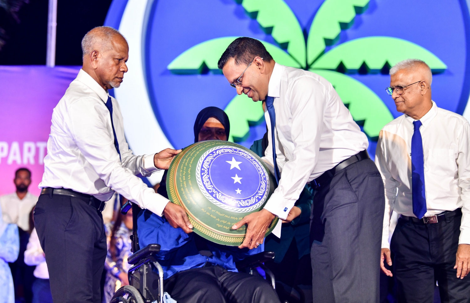 އެމްއެންޕީގެ ރިޔާސީ ޓިކެޓް ޕާޓީގެ ރައީސް މުހައްމަދު ނާޒިމްއާ ހަވާލުކުރަނީ.  -- ފޮޓޯ: ފަޔާޒު މޫސާ/ މިހާރު