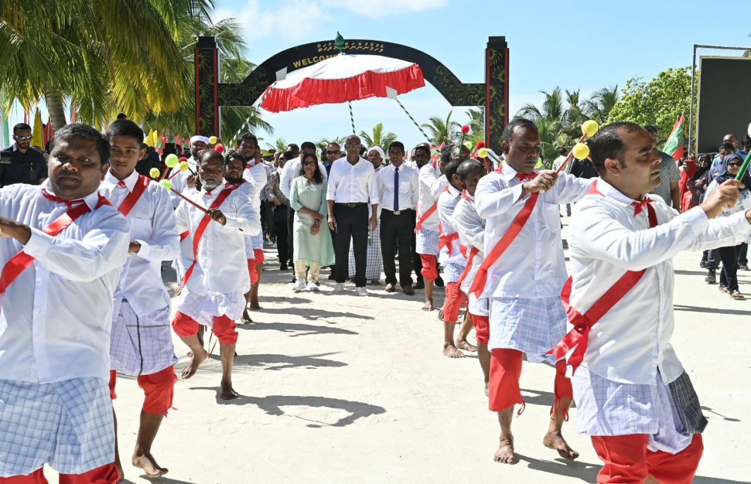 ރައީސް އިބްރާހިމް މުހައްމަދު ސޯލިހުގެ ދެކަނބަލުންނަށް ފ. ނިލަންދޫން މަރުހަބާ ކިޔަނީ.-- ފޮޓޯ: ރައީސް އޮފީސް