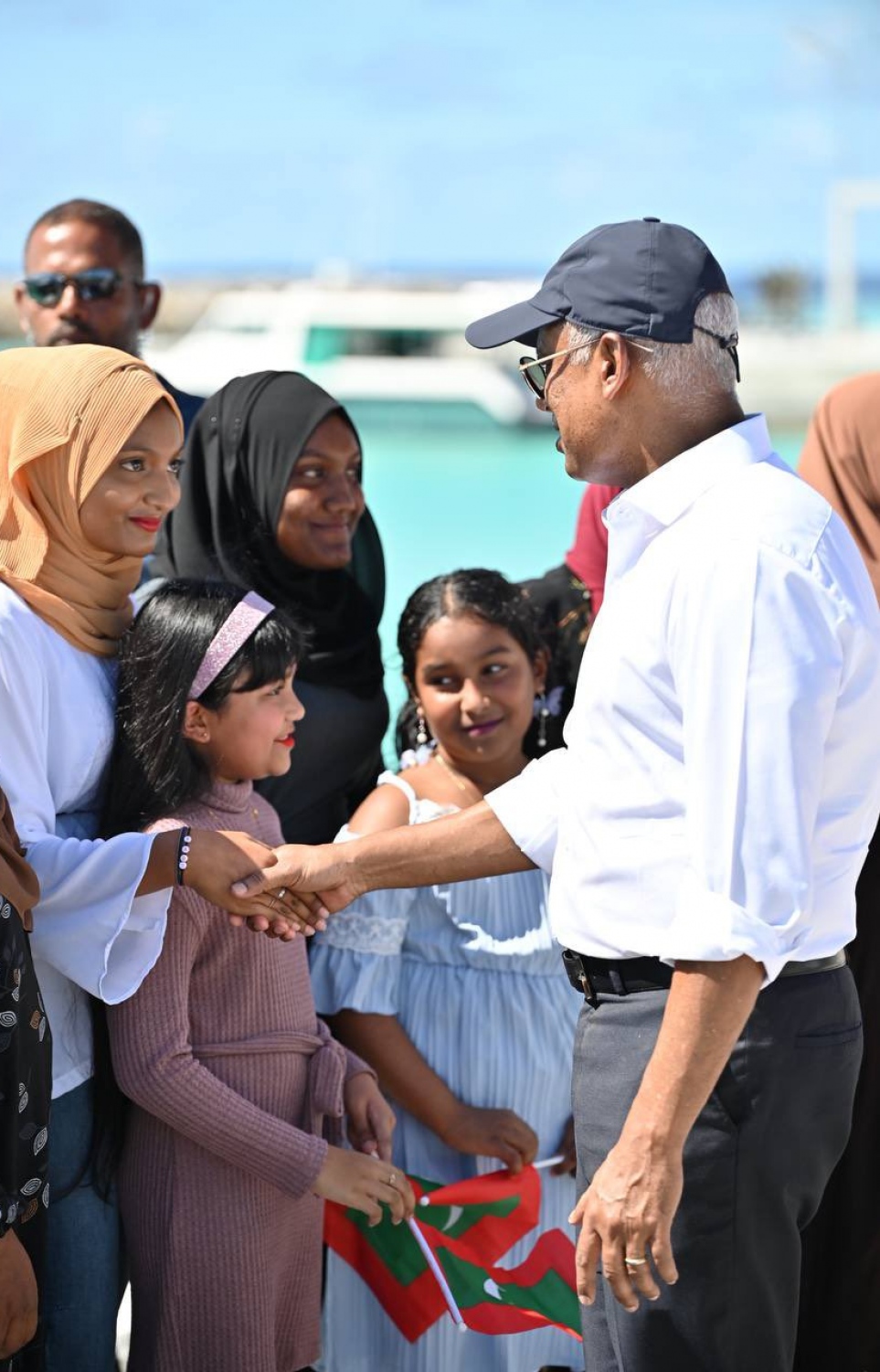 ފ. ދަރަނބޫދޫން ރައީސް އިބްރާހިމް މުހައްމަދު ސޯލިހުއަށް މަރުހަބާ ކިޔުމަށް ގޮސް ތިބި ބަޔަކާ އެމަނިކުފާނު ސަލާންކުރައްވަނީ.-- ފޮޓޯ: ރައީސް އޮފީސް