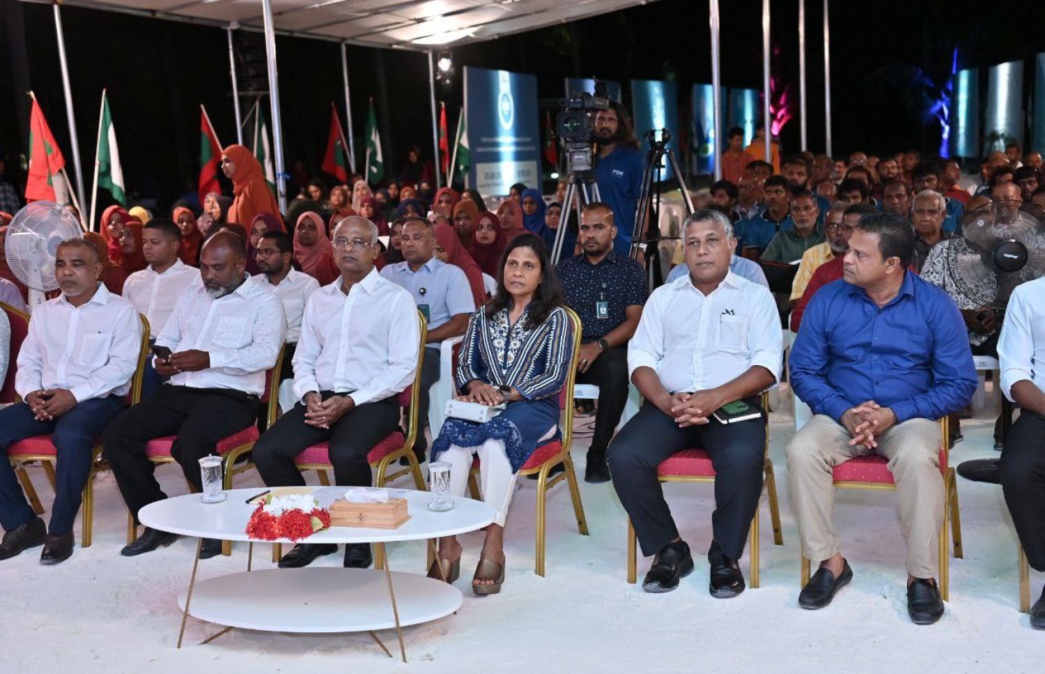 ފ. މަގޫދޫގައި ބޭއްވި ޖަލްސާގައި ރައީސް އިބްރާހިމް މުހައްމަދު ސޯލިހުގެ ދެކަނބަލުންނާއި ސަރުކާރުގެ އިސްވެރިން ބައިވެރިވެވަޑައިގަންނަވަނީ.-- ފޮޓޯ: ރައީސް އޮފީސް