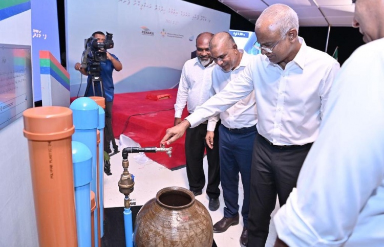 ނަޝީދު ދޫކުރައްވައި ދޮންބިލެއް ރައީސާ އެކު!