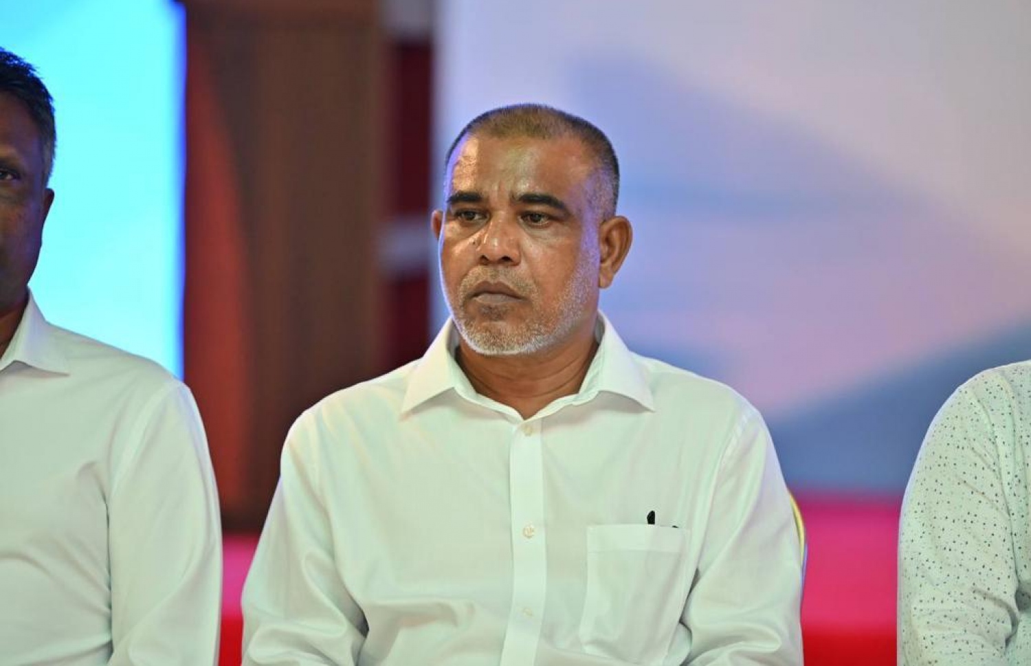 ފ. މަގޫދޫގައި ބޭއްވި ޖަލްސާގައި ބިލެތްދޫ ދާއިރާގެ މެމްބަރު އަހުމަދު ހަލީމް (ދޮންބިލެއް): އޭނާ ވިދާޅުވީ ހުންނަވާނީ ރައީސް އިބްރާހިމް މުހައްމަދު ސޯލިހުއާއެކު ކަމަށް.-- ފޮޓޯ: ރައީސް އޮފީސް