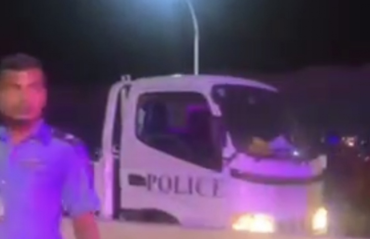 މަރުވީ ކާރެއް ނަގަންދިޔަ ފުލުހުންގެ ޕިކަޕްގައި ޖެހިގެން
