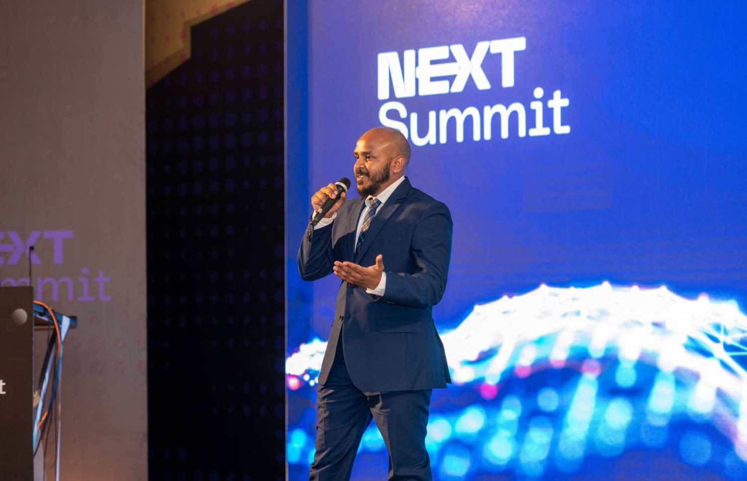 ކެއިރެޓްސޫގެ ކޯ ފައުންޑާ ސޮފްވާން އަހުމަދު "ނެކްސްޓް" ސަމިޓުގައި ވާހަކަ ދައްކަވަނީ. -- ފޮޓޯ: ކެއިރެޓްސޫ