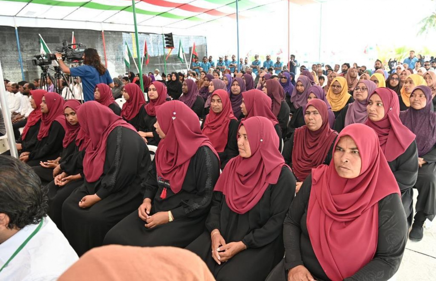 ރައީސް އިބްރާހިމް މުހައްމަދު ސޯލިހު ފ. ބިލެއްދުއަށް ވަޑައިގަތުމުން ބޭއްވި ޖަލްސާގައި އެ ރަށު ރައްޔިތުން ބައިވެރިވަނީ.-- ފޮޓޯ: ރައީސް އޮފީސް