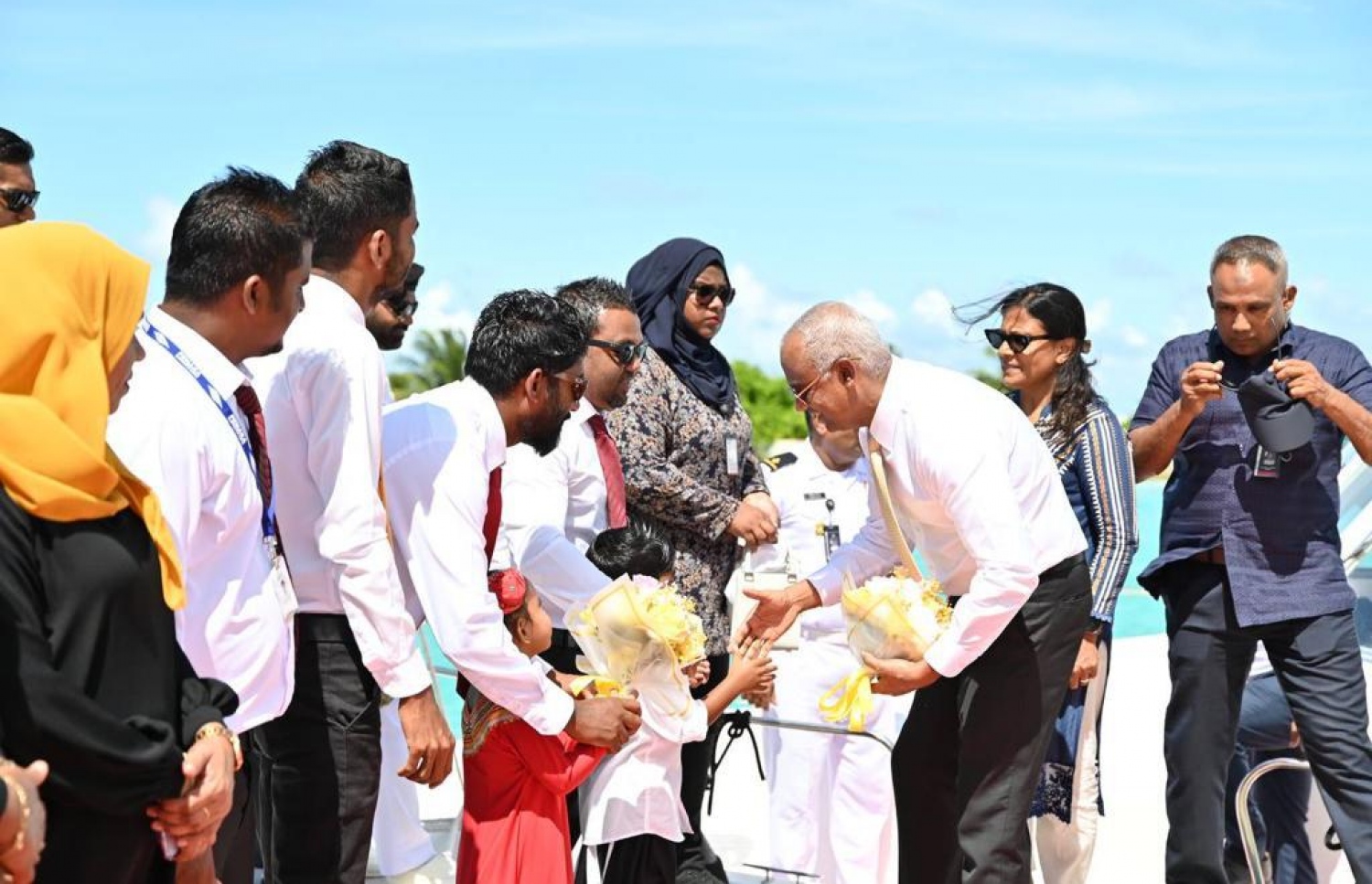 ރައީސް އިބްރާހިމް މުހައްމަދު ސޯލިހުގެ ދެކަނބަލުންނަށް ފ. ބިލެއްދޫ ރައްޔިތުން މަރުހަބާ ކިޔަނީ.-- ފޮޓޯ: ރައީސް އޮފީސް