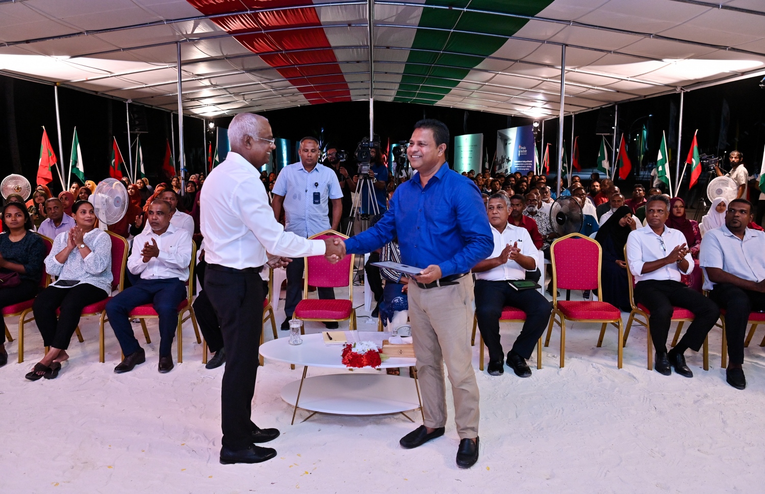 ފެނަކައިގެ ކުރީގެ އެމްޑީ ސައީދު އާއި ކުރީގެ ރައީސް އިބްރާހިމް މުހައްމަދު ސޯލިހް ސަލާމް ކުރައްވަނީ.-- ފޮޓޯ: ރައީސް އޮފީސް