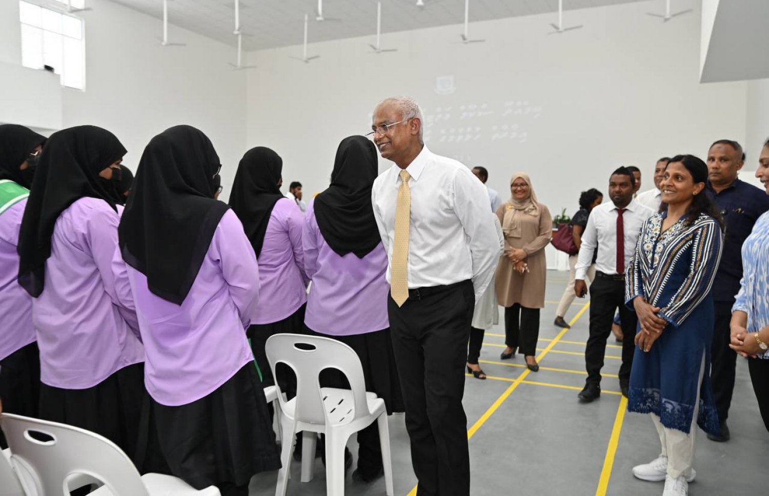 ފ. ބިލެއްދޫ ސްކޫލްގެ މަލްޓިޕާޕަސް ހޯލު ހުޅުވުމުގެ ރަސްމިއްޔާތުގައި ރައީސް އިބްރާހިމް މުހައްމަދު ސޯލިހު ދަރިވަރަކާ ވާހަކަދައްކަވަނީ.-- ފޮޓޯ: ރައީސް އޮފީސް