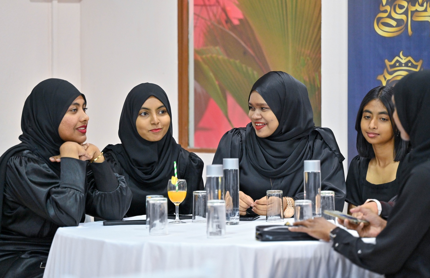 އައިއެޗްއެފް ޓްރޮފީ އިން ލޯ މެޑަލް ހޯދި ޖޫނިއާ ހޭންޑްބޯޅަ ޓީމުގެ ކުޅުންތެރިން ރޭ ބޭއްވި ހަފްލާގައި ބައިވެރި ވަނީ.-- ފޮޓޯ: ފަޔާޒް މޫސާ/ މިހާރު