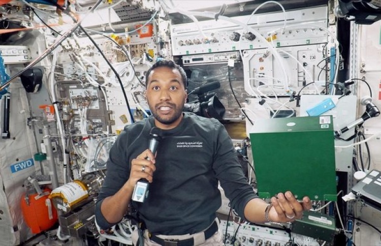 ޖައްވުގައި ހުރެގެން އޭނާ ނަމާދުކުރާ ގޮތް