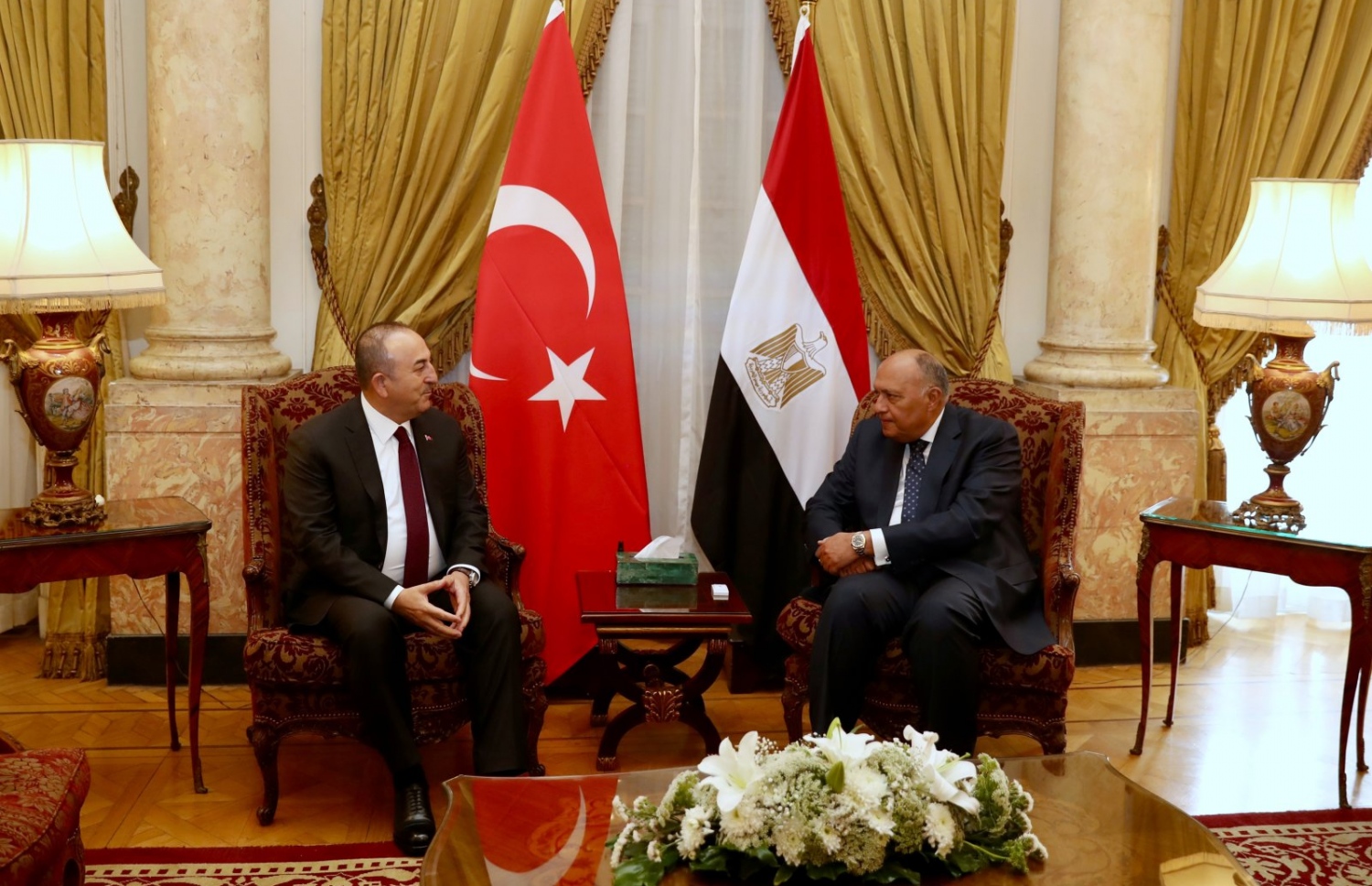 މިސްރުގެ ޚާރިޖީ ވަޒީރު ސާމިހް ޝުކުރީ އާއި ތުރުކީގެ ޚާރިޖީ ވަޒީރު މައުލޫދު ޝާވީޝް އޯގްލޫ، މާޗް 18، 2023 ގައި މިސްރުގެ ގާހިރާގައި ބައްދަލުކުރައްވަނީ. --އޭއެފްޕީ