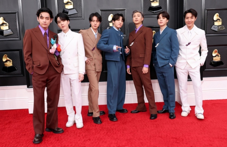 ބީޓީއެސްއަށް 10 އަހަރު ވުމުން ހަދިޔާއެއް ދީފި