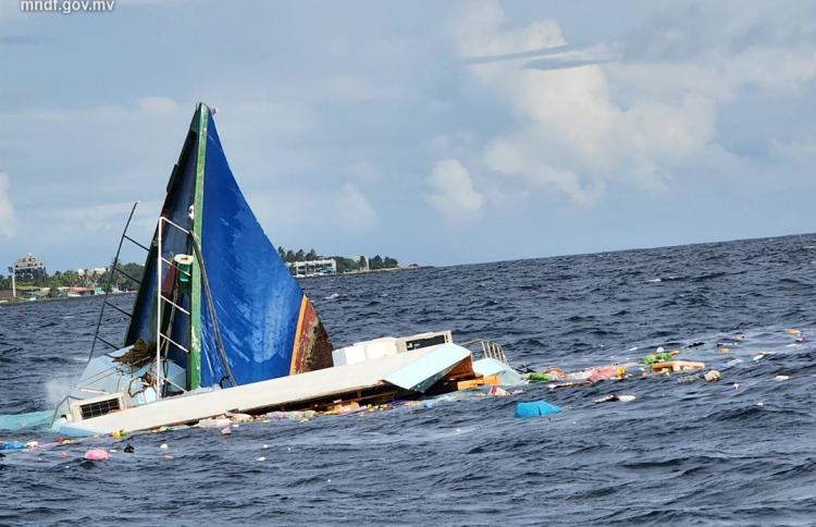 މާލެއިން ފުރި މުދާ އުފުލާ ބޯޓެއް އަޑިއަށް ހިނގައްޖެ
