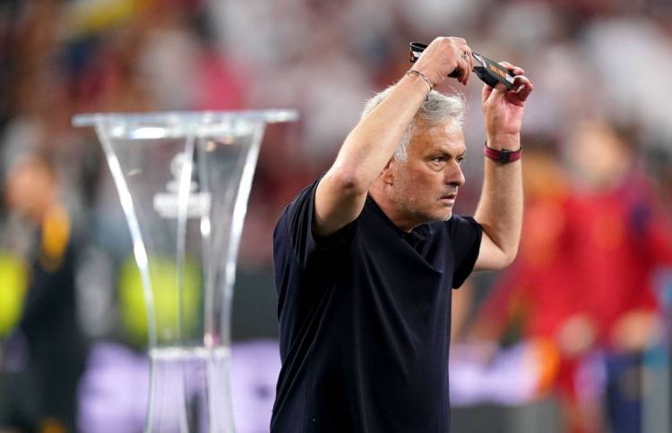 މޮރީނިއޯ އަށް ލިބުނު މެޑަލް ދިނީ ސަޕޯޓަރަކަށް