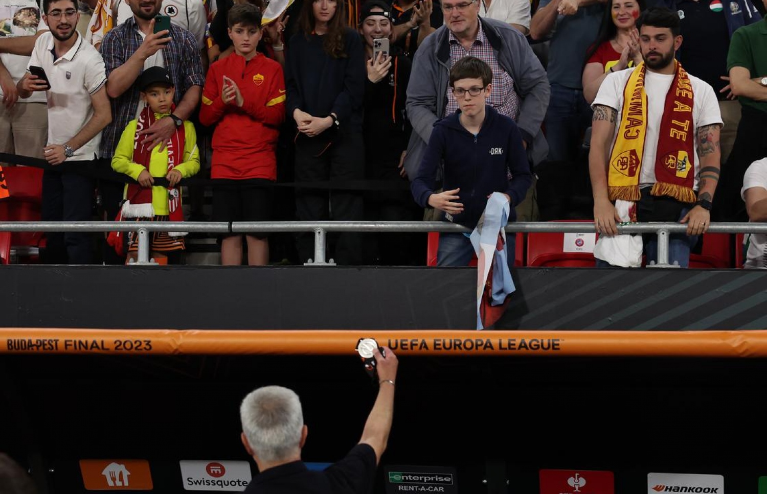 މޮރީނިއޯ އަށް ލިބުނު ރިހި މެޑަލް އެއްލަނީ. ރިހި މެޑަލް އަތުގައި ނުބަހައްޓާ ކަމަށް މޮރީނިއޯ ވަނީ ބުނެފައި. - ފޮޓޯ: ގެޓީ އިމޭޖަސް