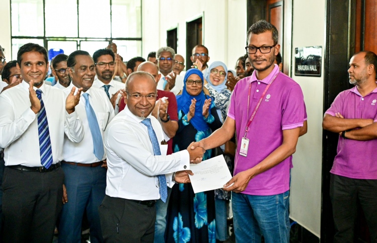 ޑިމޮކްރެޓްސް އުފައްދަން 3،500 ފޯމު ހުށަހަޅައިފި