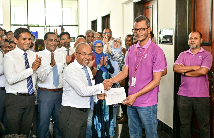 ޑިމޮކްރެޓްސް އަށް ބިރު ދައްކާ ކަމަށް ބުނެ މަޖިލީހަށް!