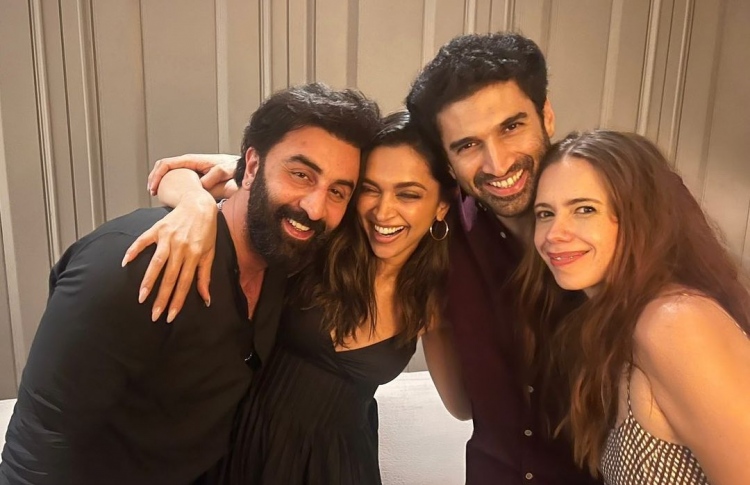 "ޔޭ ޖަވާނީ ހެއި ދީވާނީ" ގެ ލީޑުން ފެނުނު އެކްޓަރުން؛ ރަންބީރް ކަޕޫރް އާއި ދީޕިކާ ޕަދުކޯން (ކ) އަދި އަދިތްޔާ ރޯއީ ކަޕޫރް އާއި ކަލްކީ ކީކްލާ (ވ)