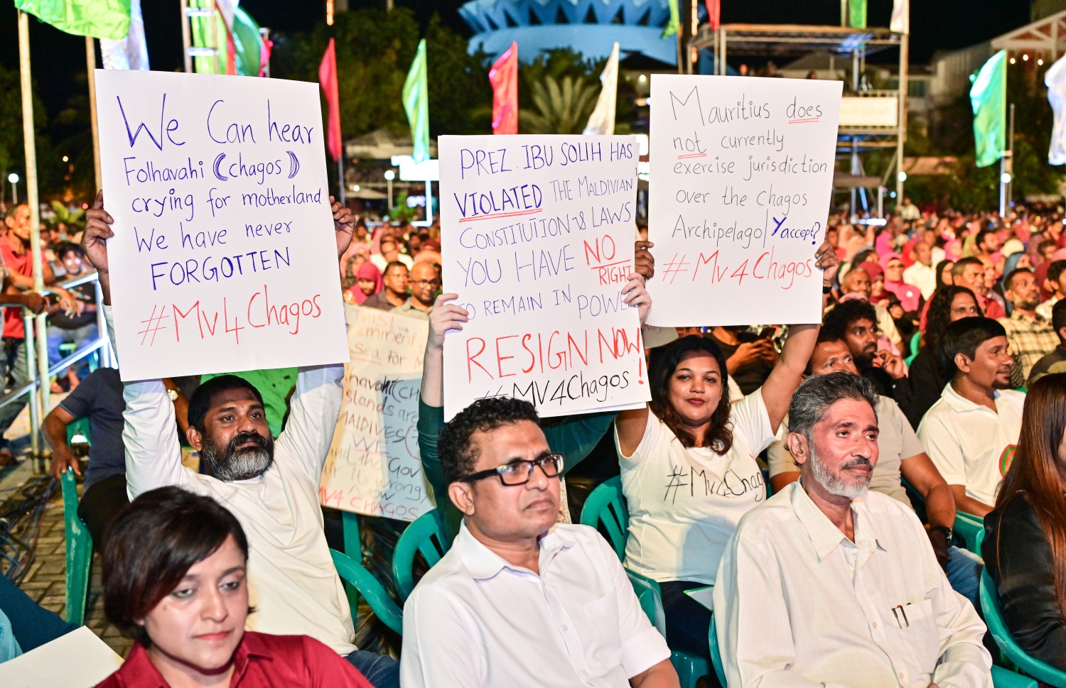 މިރޭގެ ޖަލްސާގައި ބައިވެރިވި ބަޔަކު ސަރުކާރާ ދެކޮޅަށް އަޑު އުފުލުމަށް ބެނާތަކެއް ހިފައިގެން.-- ފޮޓޯ: ނިޝާން އަލީ / މިހާރު