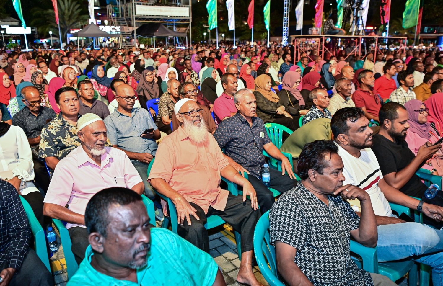 ރޭ ޖަލްސާގައި ބައިވެރިވި ބައެއް މީހުން: އަބްދުއްރަހީމް ވިދާޅުވީ މިގައުމުގެ މިނިވަންކަމާ ކުޅޭނަމަ މިނިވަންކަމުގެ ދިފާއުގައި ދިވެހިން އަބަދުވެސް ނިކުންނާނެ ކަމަށް.-- ފޮޓޯ: ނިޝާން އަލީ / މިހާރު