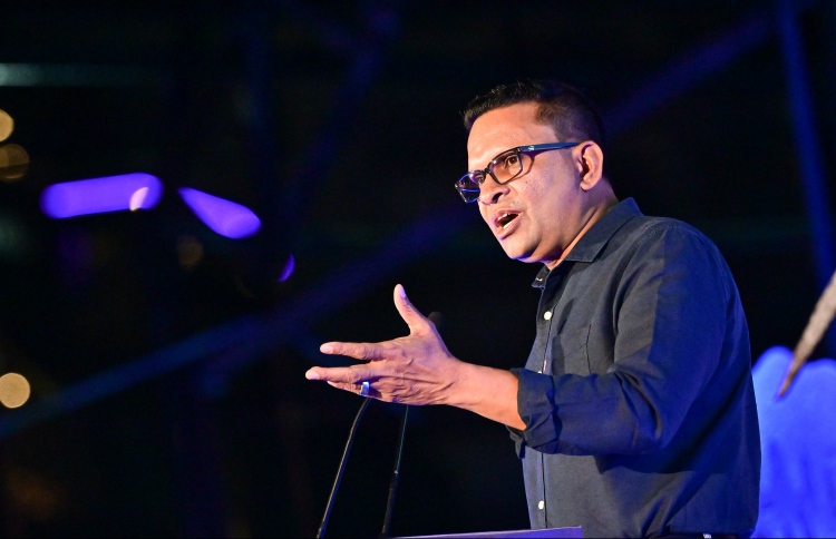 ޗާގޯސް މައްސަލާގައި ރައީސަށް ދައުވާ ކުރާނަން: ނާޒިމް