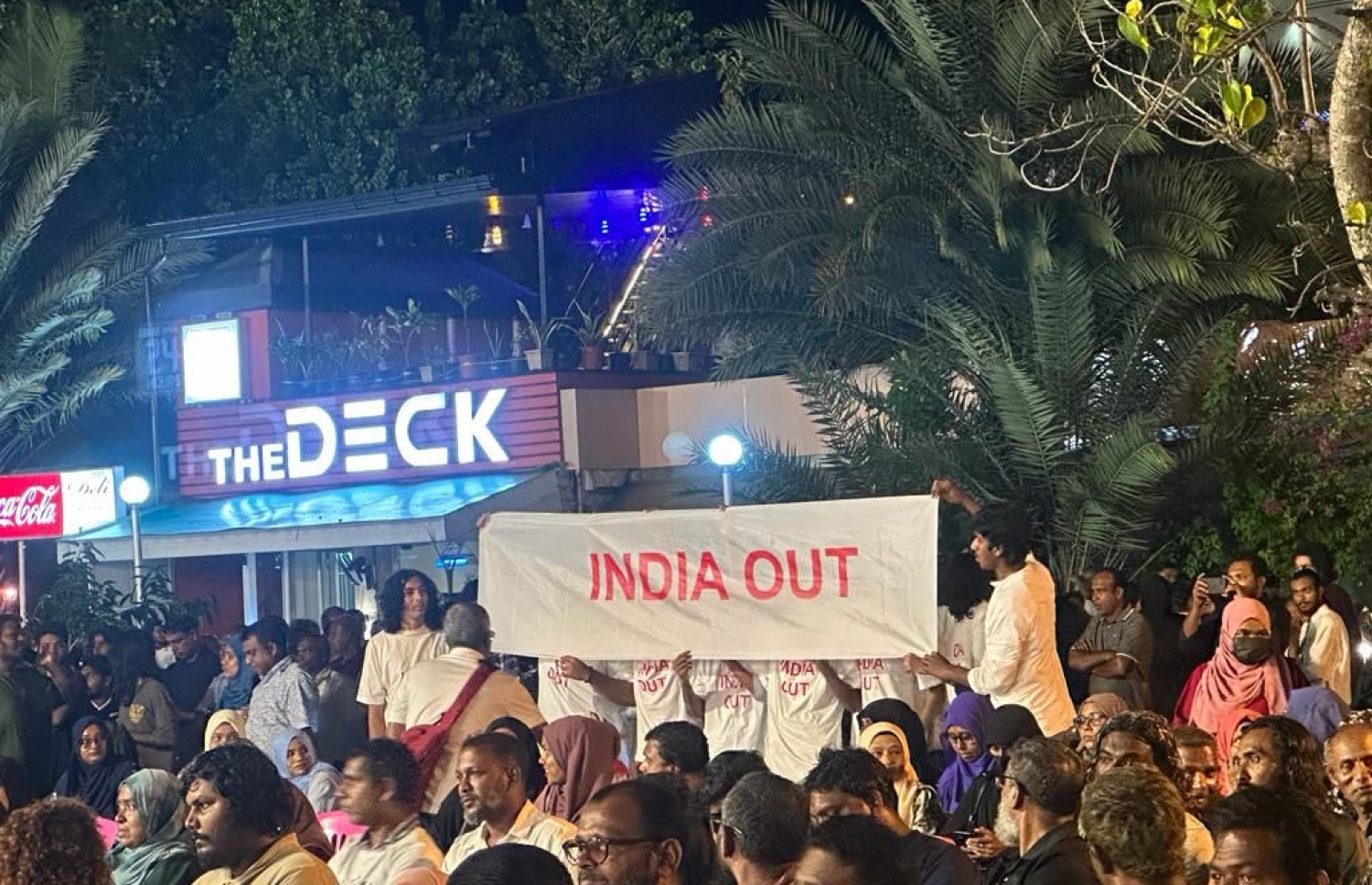 އިދިކޮޅު އެއްވުމުގެ ތެރެއިން އިންޑިއާ އައުޓް ބެނާ ނަގާފައި.